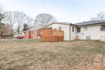 Decatur Home W/ Deck   9 Mi To State Farm Arena!