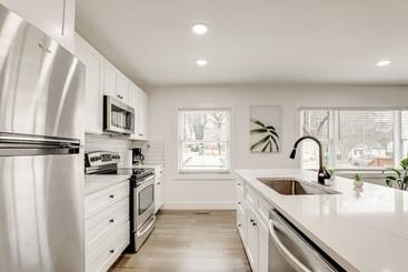 Decatur Home W/ Deck   9 Mi To State Farm Arena!