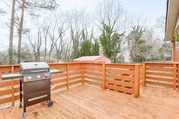 Decatur Home W/ Deck   9 Mi To State Farm Arena!