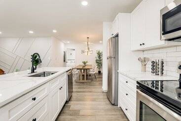 Decatur Home W/ Deck   9 Mi To State Farm Arena!