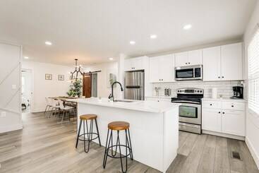 Decatur Home W/ Deck   9 Mi To State Farm Arena!