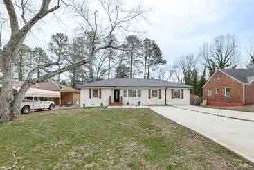 Decatur Home W/ Deck   9 Mi To State Farm Arena!
