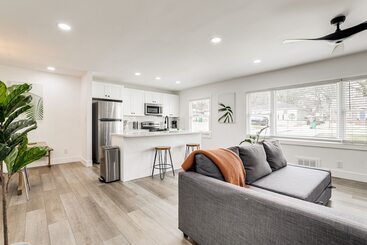 Decatur Home W/ Deck   9 Mi To State Farm Arena!