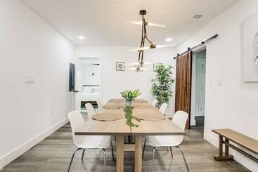 Decatur Home W/ Deck   9 Mi To State Farm Arena!
