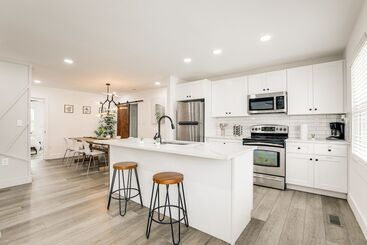 Decatur Home W/ Deck   9 Mi To State Farm Arena!