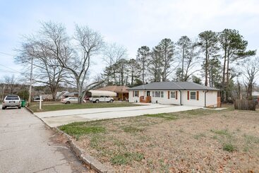 Decatur Home W/ Deck   9 Mi To State Farm Arena!