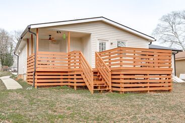 Decatur Home W/ Deck 9 Mi To State Farm Arena!