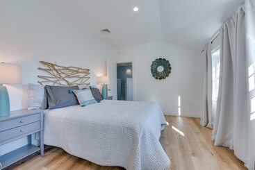 Downtown Ogunquit Home: 1 Mi To Beach!