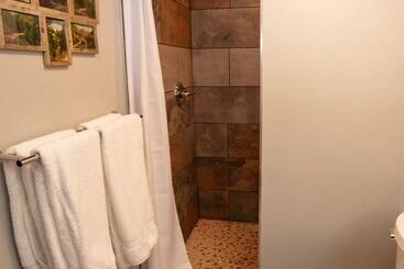 هتل The Frenchman Suites