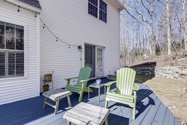 Mystic Retreat W/ Patio & Grill: Walk To River!