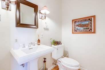 Mystic Retreat W/ Patio & Grill: Walk To River!