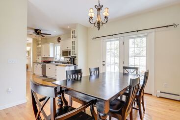 Mystic Retreat W/ Patio & Grill: Walk To River!