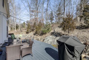 Mystic Retreat W/ Patio & Grill: Walk To River!