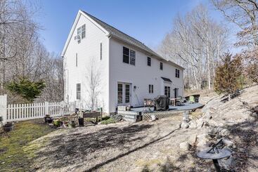 Mystic Retreat W/ Patio & Grill: Walk To River!