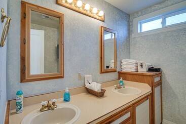 Peaceful Klamath Falls Home W/ Large Fenced Yard!
