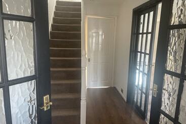 اقامتگاه 4 Bed Comfy House In Birmingham