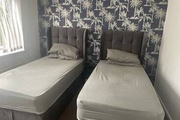 اقامتگاه 4 Bed Comfy House In Birmingham
