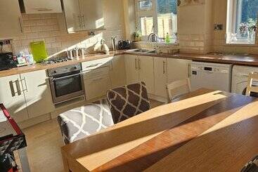 اقامتگاه 5 Bed House With Separate Living Room