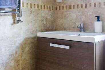 اقامتگاه Beautiful 4 Bed House In Bootle