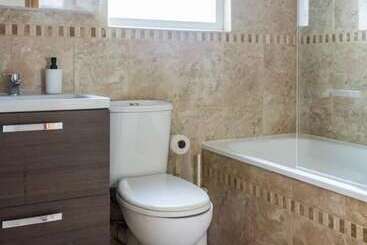 اقامتگاه Beautiful 4 Bed House In Bootle