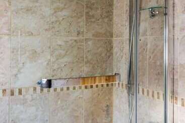 اقامتگاه Beautiful 4 Bed House In Bootle