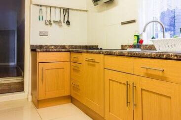 اقامتگاه Beautiful 4 Bed House In Bootle