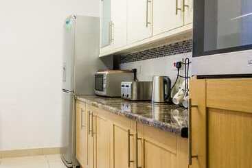 اقامتگاه Beautiful 4 Bed House In Bootle