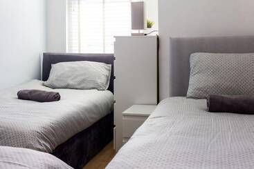 اقامتگاه Beautiful 4 Bed House In Bootle