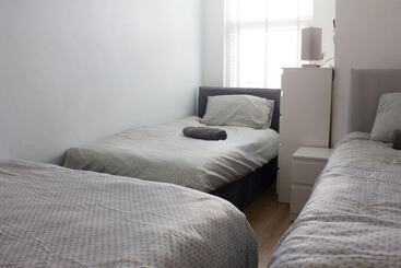 اقامتگاه Beautiful 4 Bed House In Bootle