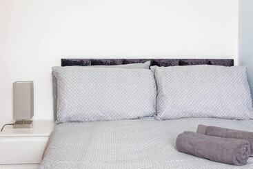 اقامتگاه Beautiful 4 Bed House In Bootle