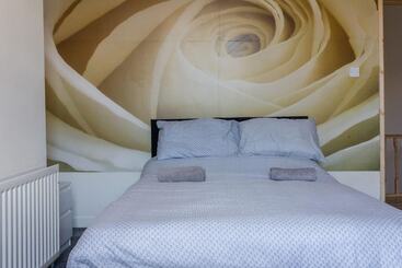 اقامتگاه Beautiful 4 Bed House In Bootle