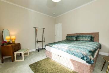 اقامتگاه Captivating 2 Bed House In Chesterfield