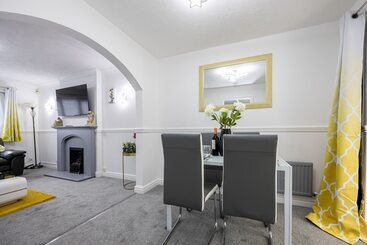 إقامة Captivating 3 Bed House In Blackburn