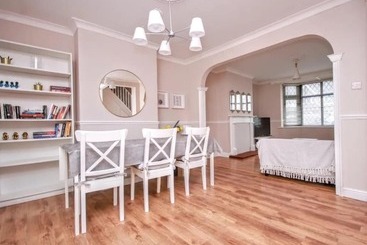 اقامتگاه Spacious 3 Bed House In Brighton With Parking