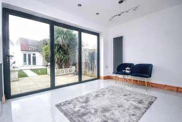 اقامتگاه Spacious 3 Bed House In Brighton With Parking
