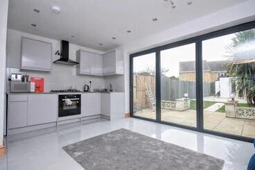 اقامتگاه Spacious 3 Bed House In Brighton With Parking