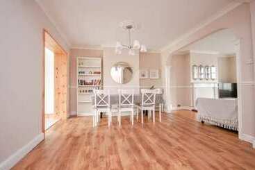 اقامتگاه Spacious 3 Bed House In Brighton With Parking