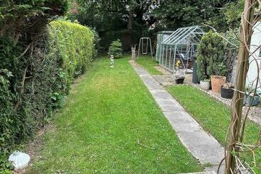 اقامتگاه Stunning 3 Bed House In Cheadle