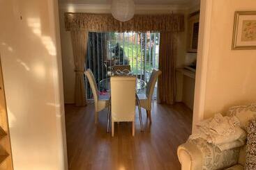 اقامتگاه Stunning 3 Bed House In Cheadle