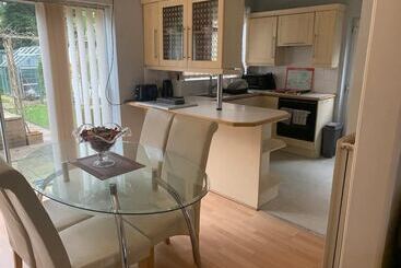 اقامتگاه Stunning 3 Bed House In Cheadle