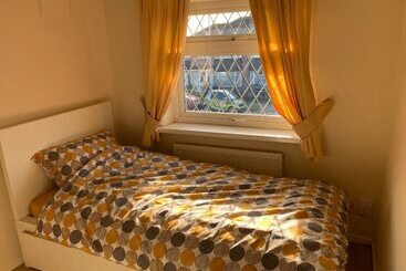 اقامتگاه Stunning 3 Bed House In Cheadle