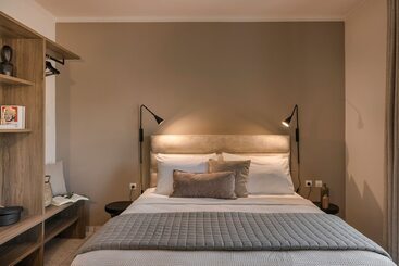 Rosilion Studios & Apartments