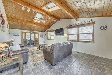 Ruidoso Cabin W/ Deck ~ 1 Mi To Midtown!