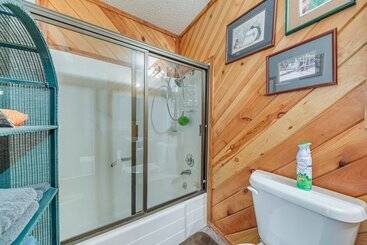 Ruidoso Cabin W/ Deck ~ 1 Mi To Midtown!