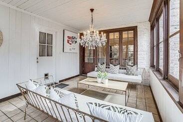 Spacious Illinois Home W/ Grill & Fenced In Yard!