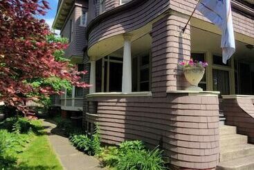 The Kings Throne Inn And Guest House