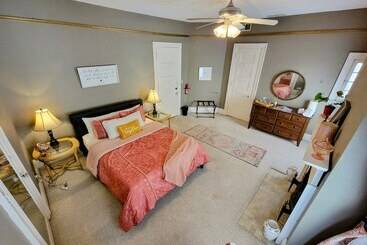 The Kings Throne Inn And Guest House