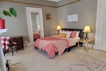 The Kings Throne Inn And Guest House