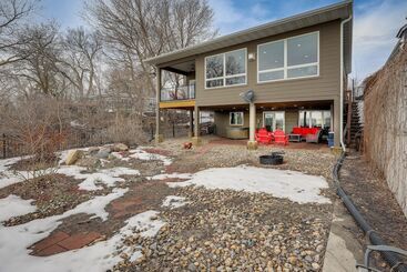 Yankton Vacation Home W/ Hot Tub & River Views