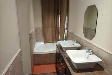 Nqabanqaba B&b